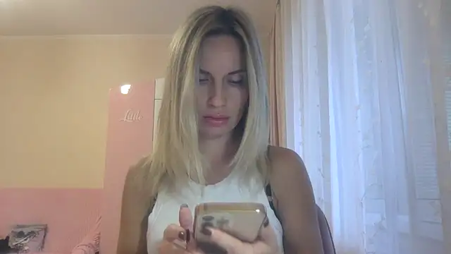 Snapshot of KarelliaStar chatting on October 14, 2025, 6:47 am KarelliaStar online show from October 14, 2025, 6:47 am