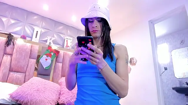 Charlotte Landry   online show from December 3, 2025, 4:05 pm