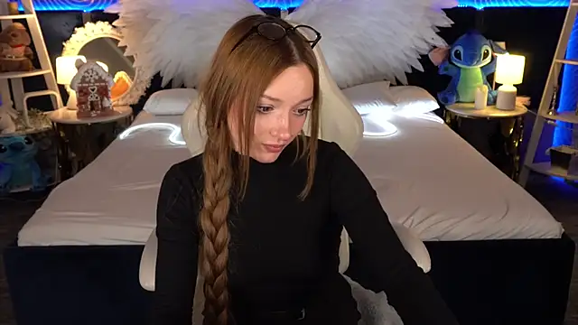 FoxyMayy online show from December 4, 2025, 1:53 pm