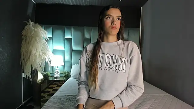 Snapshot of CarolinaaGomezz chatting on October 17, 2025, 11:02 am CarolinaaGomezz online show from October 17, 2025, 11:02 am