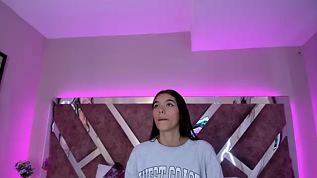 Snapshot of CarolinaaGomezz chatting on December 14, 2025, 1:05 pm CarolinaaGomezz online show from December 14, 2025, 1:05 pm