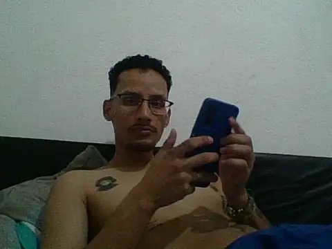 Snapshot of bluc96cm chatting on November 9, 2025, 4:33 am bluc96cm online show from November 9, 2025, 4:33 am