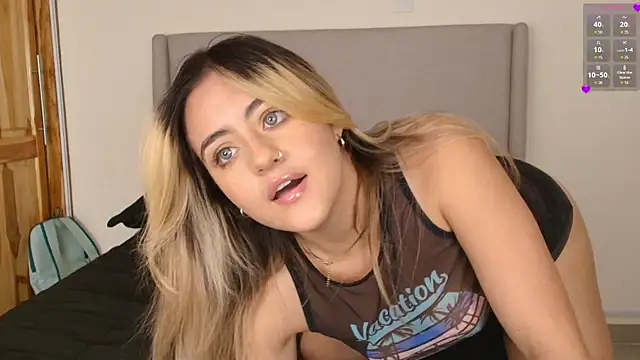 Snapshot of MaryMoon_ chatting on December 16, 2025, 12:15 am MaryMoon online show from December 16, 2025, 12:15 am