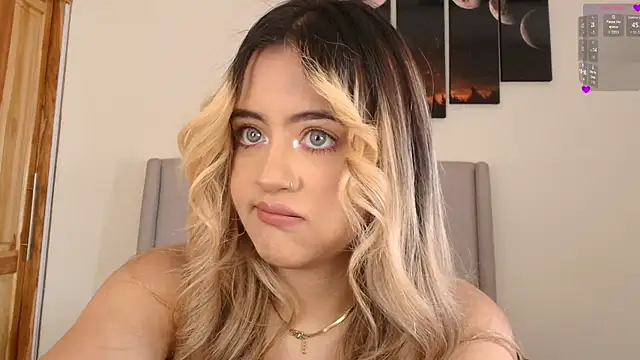 Snapshot of MaryMoon_ chatting on December 16, 2025, 6:02 pm MaryMoon online show from December 16, 2025, 6:02 pm