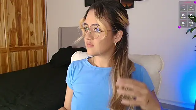 Snapshot of MaryMoon_ chatting on December 17, 2025, 4:35 pm MaryMoon online show from December 17, 2025, 4:35 pm