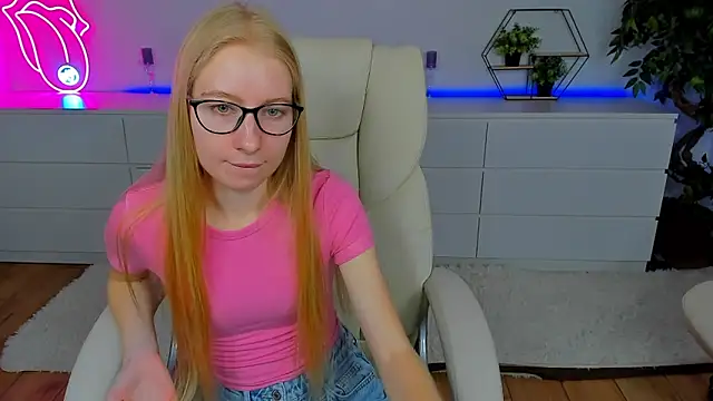 Snapshot of Alina_Blonde chatting on September 12, 2025, 5:40 am Alina Blonde online show from September 12, 2025, 5:40 am