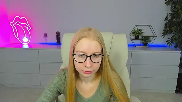 Snapshot of Alina_Blonde chatting on September 13, 2025, 5:40 am Alina Blonde online show from September 13, 2025, 5:40 am