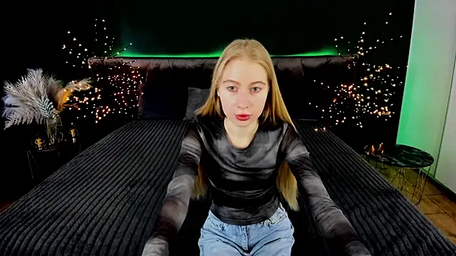 Snapshot of Alina_Blonde chatting on September 14, 2025, 12:04 pm Alina Blonde online show from September 14, 2025, 12:04 pm