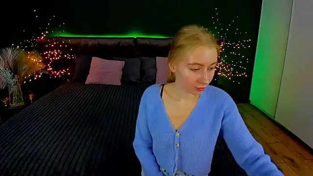 Snapshot of Alina_Blonde chatting on September 20, 2025, 5:41 am Alina Blonde online show from September 20, 2025, 5:41 am