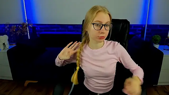 Snapshot of Alina_Blonde chatting on September 24, 2025, 5:44 am Alina Blonde online show from September 24, 2025, 5:44 am