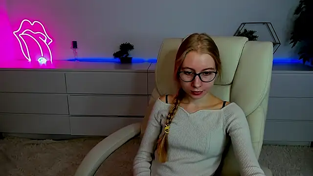 Snapshot of Alina_Blonde chatting on September 25, 2025, 5:44 am Alina Blonde online show from September 25, 2025, 5:44 am