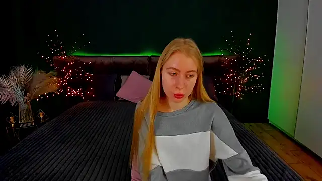 Snapshot of Alina_Blonde chatting on September 27, 2025, 5:45 am Alina Blonde online show from September 27, 2025, 5:45 am