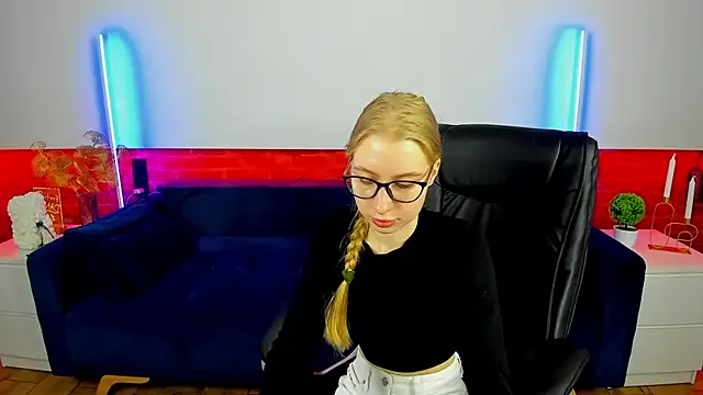 Snapshot of Alina_Blonde chatting on September 30, 2025, 5:34 am Alina Blonde online show from September 30, 2025, 5:34 am