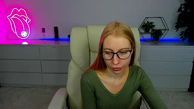 Snapshot of Alina_Blonde chatting on October 3, 2025, 12:02 pm Alina Blonde online show from October 3, 2025, 12:02 pm