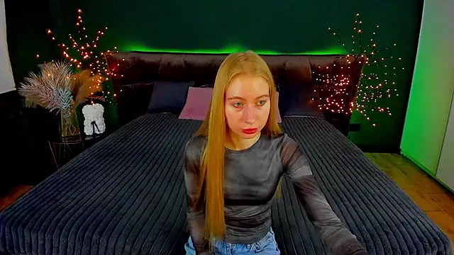 Snapshot of Alina_Blonde chatting on October 11, 2025, 5:39 am Alina Blonde online show from October 11, 2025, 5:39 am