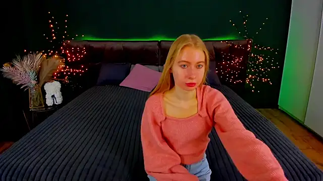 Snapshot of Alina_Blonde chatting on October 18, 2025, 5:43 am Alina Blonde online show from October 18, 2025, 5:43 am