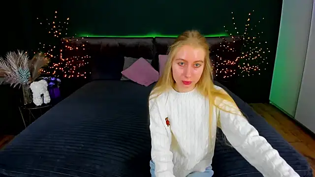 Snapshot of Alina_Blonde chatting on October 30, 2025, 6:37 am Alina Blonde online show from October 30, 2025, 6:37 am