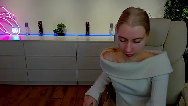 Snapshot of Alina_Blonde chatting on November 2, 2025, 6:38 am Alina Blonde online show from November 2, 2025, 6:38 am