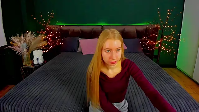 Snapshot of Alina_Blonde chatting on November 6, 2025, 6:47 am Alina Blonde online show from November 6, 2025, 6:47 am