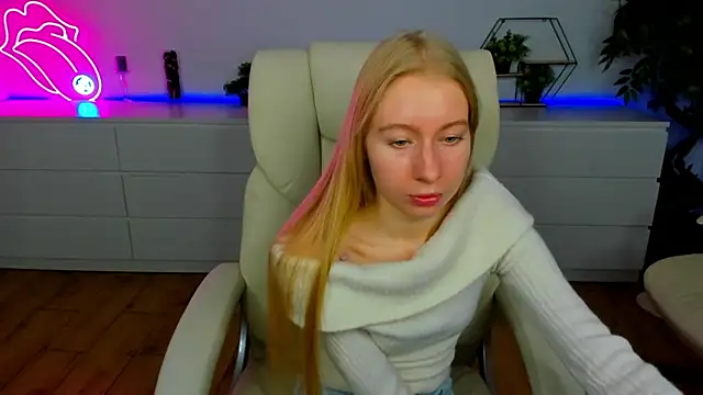 Snapshot of Alina_Blonde chatting on November 10, 2025, 6:34 am Alina Blonde online show from November 10, 2025, 6:34 am