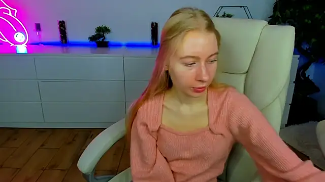 Snapshot of Alina_Blonde chatting on November 12, 2025, 6:36 am Alina Blonde online show from November 12, 2025, 6:36 am