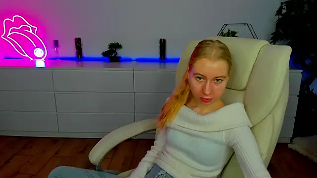 Snapshot of Alina_Blonde chatting on November 13, 2025, 6:56 am Alina Blonde online show from November 13, 2025, 6:56 am