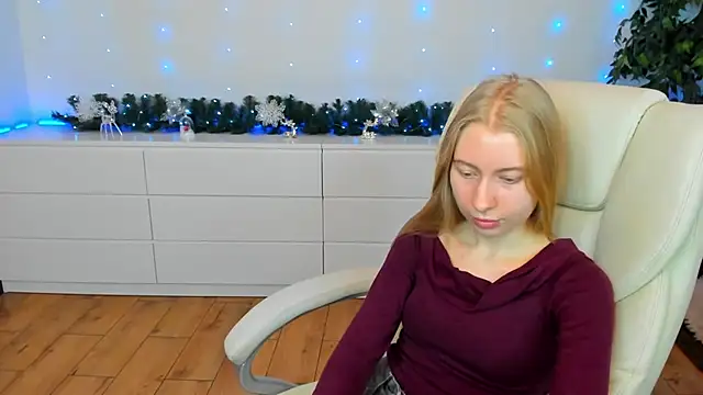 Snapshot of Alina_Blonde chatting on December 3, 2025, 6:32 am Alina Blonde online show from December 3, 2025, 6:32 am