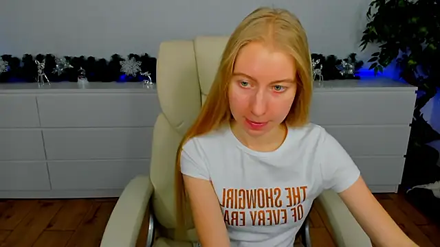 Snapshot of Alina_Blonde chatting on December 14, 2025, 6:30 am Alina Blonde online show from December 14, 2025, 6:30 am