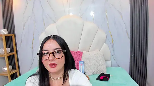 Snapshot of Ashleypetit chatting on October 18, 2025, 12:17 pm Ashleypetit online show from October 18, 2025, 12:17 pm