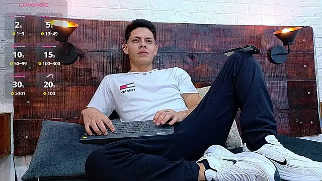 JhosuaVega online show from November 12, 2025, 9:47 pm