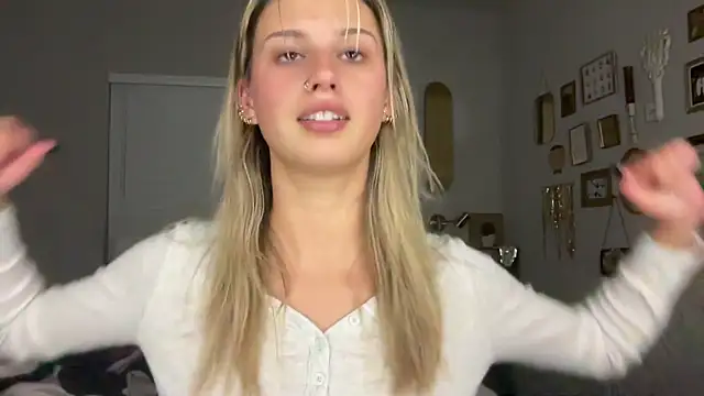 Snapshot of AnnGrayson chatting on November 3, 2025, 2:24 am AnnGrayson online show from November 3, 2025, 2:24 am