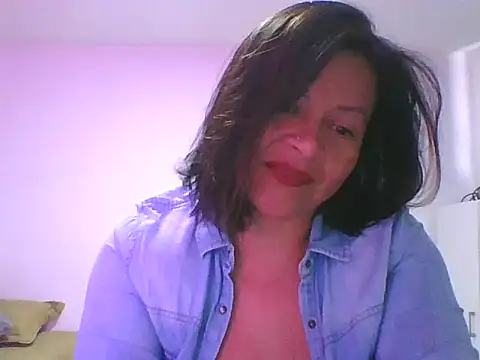 Snapshot of adri89-g chatting on October 26, 2025, 3:18 pm adri89-g online show from October 26, 2025, 3:18 pm