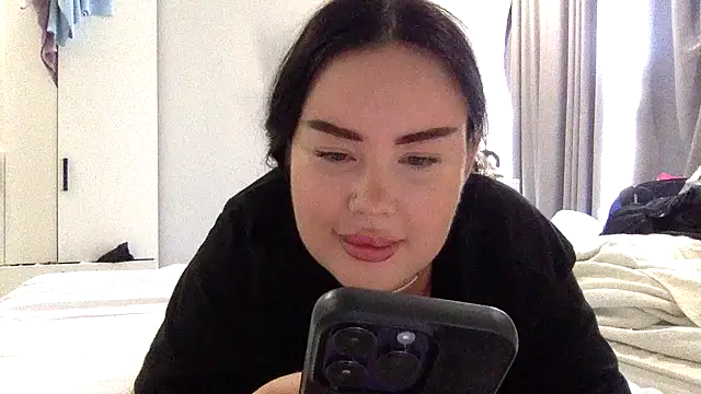 Snapshot of Eveliith chatting on October 8, 2025, 12:03 pm Eveliith online show from October 8, 2025, 12:03 pm