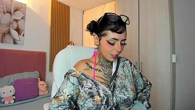 Snapshot of KoraRousee chatting on October 25, 2025, 1:40 pm KoraRousee online show from October 25, 2025, 1:40 pm