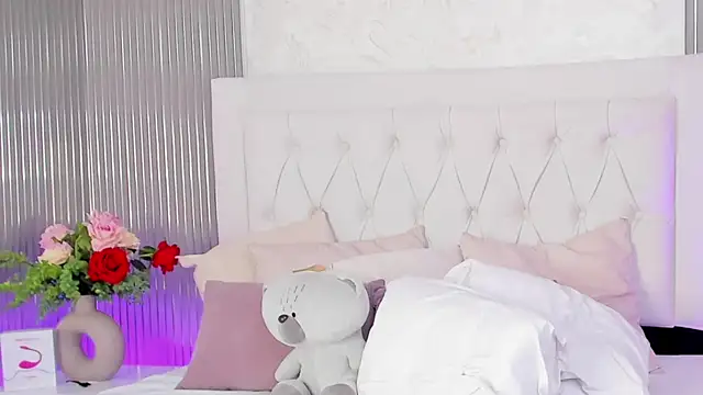 Snapshot of MelodySweetHoney chatting on November 18, 2025, 3:27 pm MelodySweetHoney online show from November 18, 2025, 3:27 pm