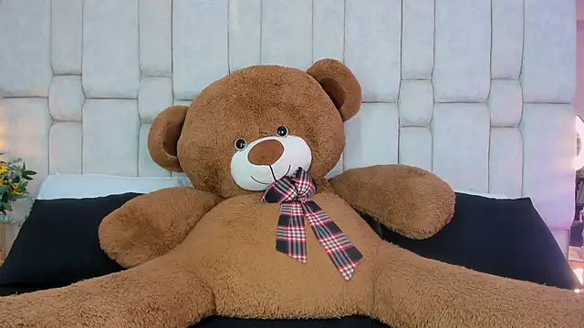 Snapshot of _GigiDoll_ chatting on October 7, 2025, 12:02 pm GigiDoll online show from October 7, 2025, 12:02 pm