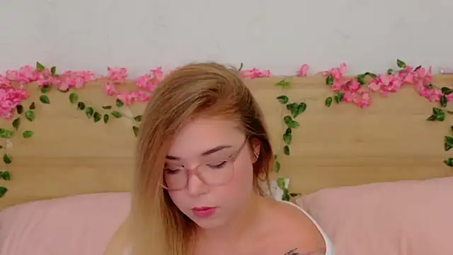 Lilith Bonheur online show from November 24, 2025, 10:09 pm