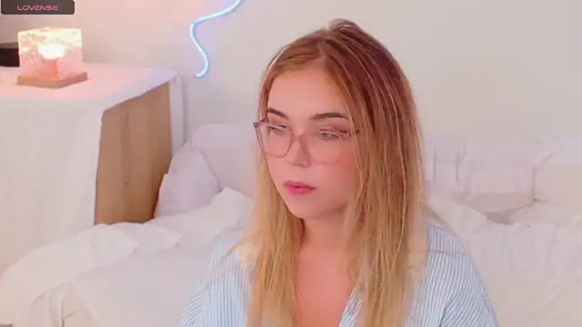 Lilith Bonheur online show from December 2, 2025, 12:49 am