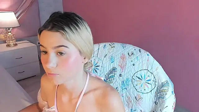 Snapshot of ChloeLaurentt chatting on November 21, 2025, 2:49 pm ChloeLaurentt online show from November 21, 2025, 2:49 pm