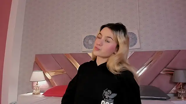 Snapshot of ChloeLaurentt chatting on December 3, 2025, 12:58 pm ChloeLaurentt online show from December 3, 2025, 12:58 pm