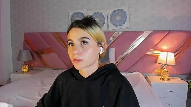 Snapshot of ChloeLaurentt chatting on December 14, 2025, 2:22 pm ChloeLaurentt online show from December 14, 2025, 2:22 pm