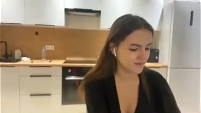 Snapshot of FavorLeila chatting on October 27, 2025, 2:10 pm FavorLeila online show from October 27, 2025, 2:10 pm