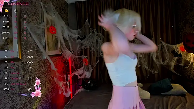 AlettaEve online show from October 17, 2025, 3:03 pm