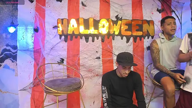 Snapshot of Juicy_Creww chatting on October 14, 2025, 10:43 pm Juicy Creww online show from October 14, 2025, 10:43 pm