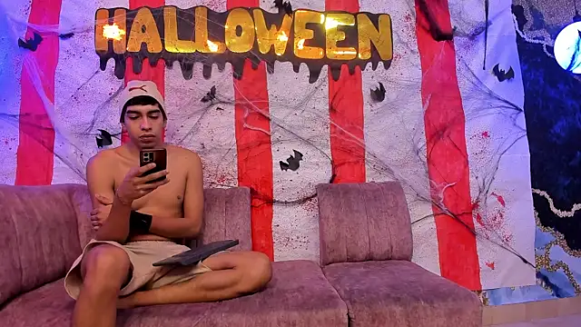 Juicy Creww online show from October 31, 2025, 8:59 am