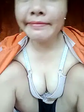 Snapshot of emilyzz chatting on November 2, 2025, 2:03 am emilyzz online show from November 2, 2025, 2:03 am