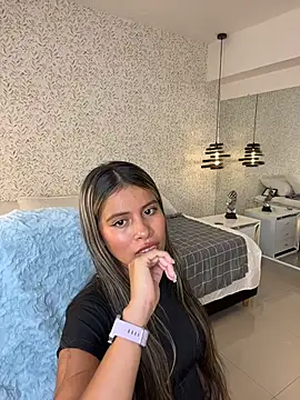 EMILIIA RICHTER   online show from November 21, 2025, 7:34 pm