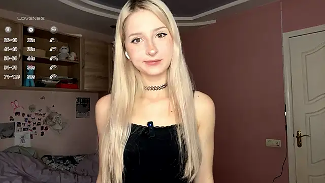 Snapshot of FridaAaberg chatting on October 29, 2025, 7:43 am FridaAaberg online show from October 29, 2025, 7:43 am