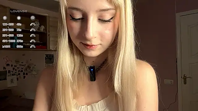 Snapshot of FridaAaberg chatting on November 12, 2025, 7:42 am FridaAaberg online show from November 12, 2025, 7:42 am