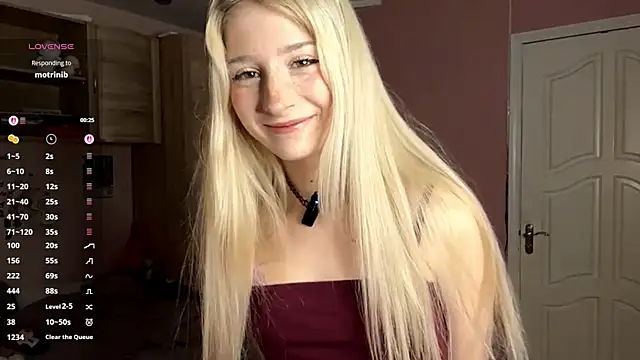 Snapshot of FridaAaberg chatting on December 5, 2025, 7:06 am FridaAaberg online show from December 5, 2025, 7:06 am